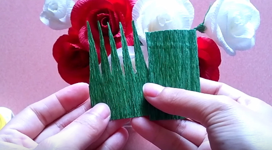 Khéo tay hay làm: Làm hoa hồng bằng giấy nhún