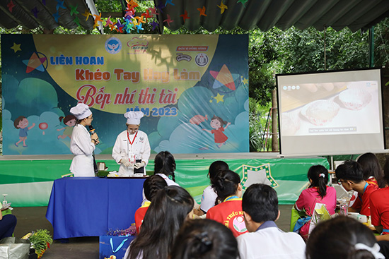 Liên hoan Khéo tay hay làm Bếp nhí thi tài năm 2023