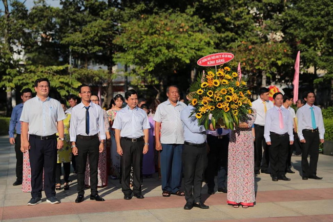 Ban Giám đốc hệ thống Nhà Thiếu nhi dâng hoa đầu năm