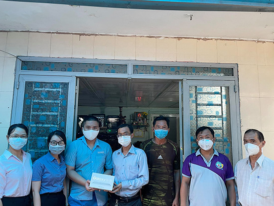 Trao quà Thiếu nhi có hoàn cảnh đặc biệt khó khăn - Nhà Thiếu nhi Quận 7