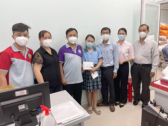 Trao quà Thiếu nhi có hoàn cảnh đặc biệt khó khăn - Nhà Thiếu nhi Quận 7