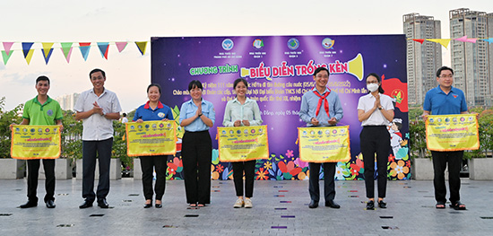 Chương trình biểu diễn trống kèn tại công viên Bến Bạch Đằng