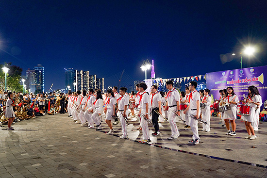 Chương trình biểu diễn trống kèn tại công viên Bến Bạch Đằng