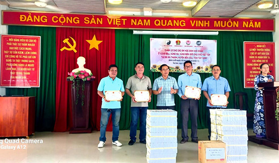 Tặng quà cho thiếu nhi khó khăn tỉnh Tây Ninh - Nhà Thiếu nhi Quận 11