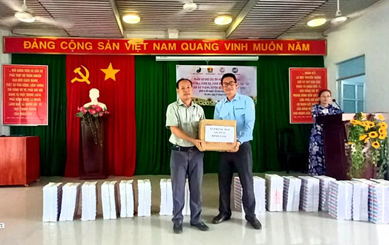 Tặng quà cho thiếu nhi khó khăn tỉnh Tây Ninh - Nhà Thiếu nhi Quận 11