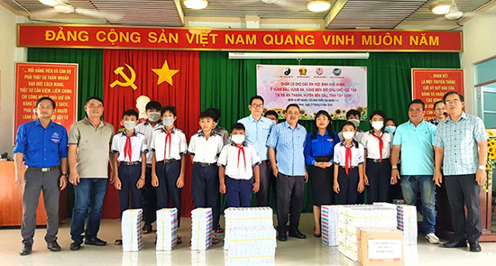 Tặng quà cho thiếu nhi khó khăn tỉnh Tây Ninh - Nhà Thiếu nhi Quận 11
