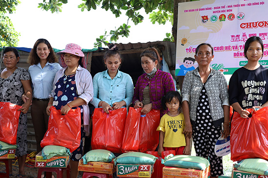 Chương trình biểu diễn văn nghệ và tặng quà Mặt Trời Nhỏ - Nhà Thiếu nhi Huyện Hóc Môn