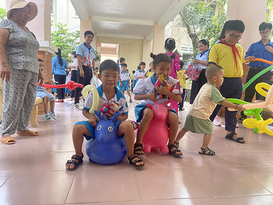 Chương trình chăm lo các em Thiếu nhi có hoàn cảnh khó khăn nhân dịp trung thu năm 2023 - Cụm thi đua số 04