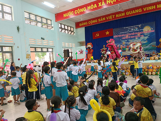 Chương trình chăm lo các em Thiếu nhi có hoàn cảnh khó khăn nhân dịp trung thu năm 2023 - Cụm thi đua số 04