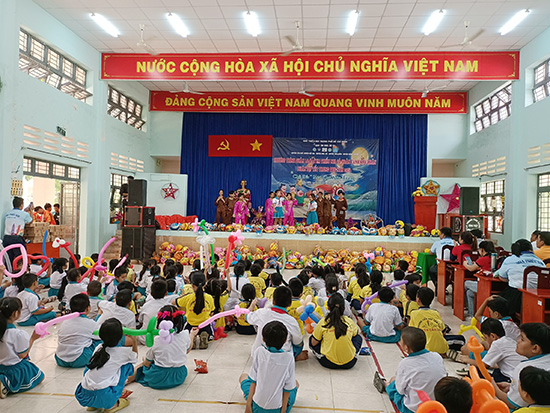 Chương trình chăm lo các em Thiếu nhi có hoàn cảnh khó khăn nhân dịp trung thu năm 2023 - Cụm thi đua số 04