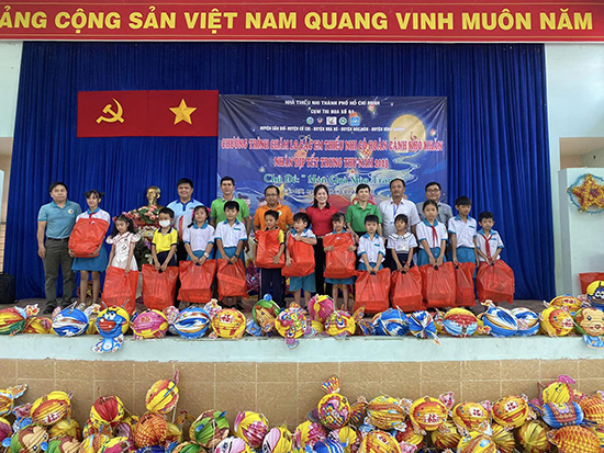 Chương trình chăm lo các em Thiếu nhi có hoàn cảnh khó khăn nhân dịp trung thu năm 2023 - Cụm thi đua số 04