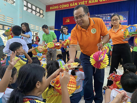 Chương trình chăm lo các em Thiếu nhi có hoàn cảnh khó khăn nhân dịp trung thu năm 2023 - Cụm thi đua số 04