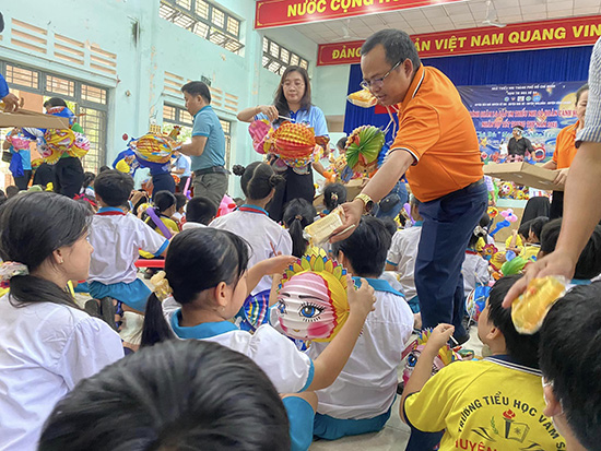 Chương trình chăm lo các em Thiếu nhi có hoàn cảnh khó khăn nhân dịp trung thu năm 2023 - Cụm thi đua số 04