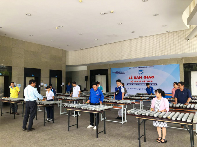 Lễ bàn giao bộ đàn đá Việt Nam tặng hệ thống 24 Nhà Thiếu nhi quận, huyện