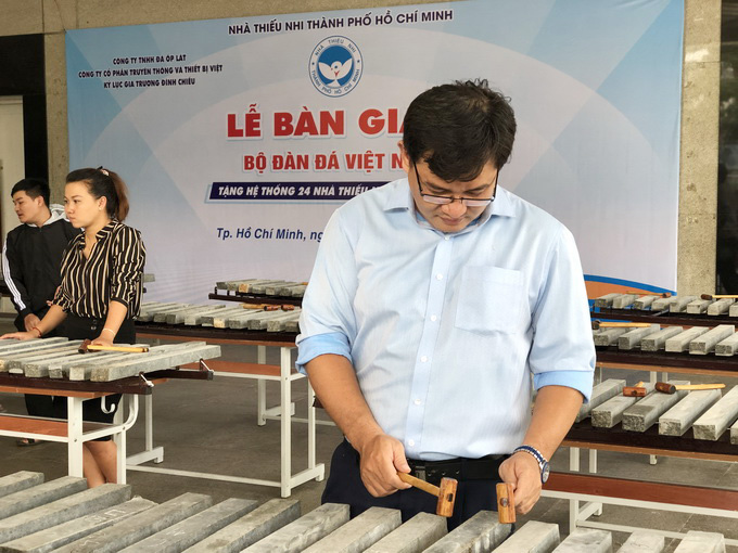 Lễ bàn giao bộ đàn đá Việt Nam tặng hệ thống 24 Nhà Thiếu nhi quận, huyện