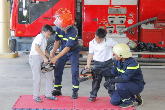 Chương trình sinh hoạt ngoại khóa "Một ngày em làm chiến sĩ phòng cháy chữa cháy" năm 2024 - Nhà Thiếu nhi Huyện Nhà Bè