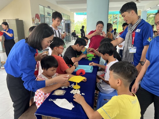 Chương trình "Vòng tay yêu thương" và "Tuyên truyền an toàn giao thông" năm 2024 - Nhà Thiếu nhi Huyện Nhà Bè